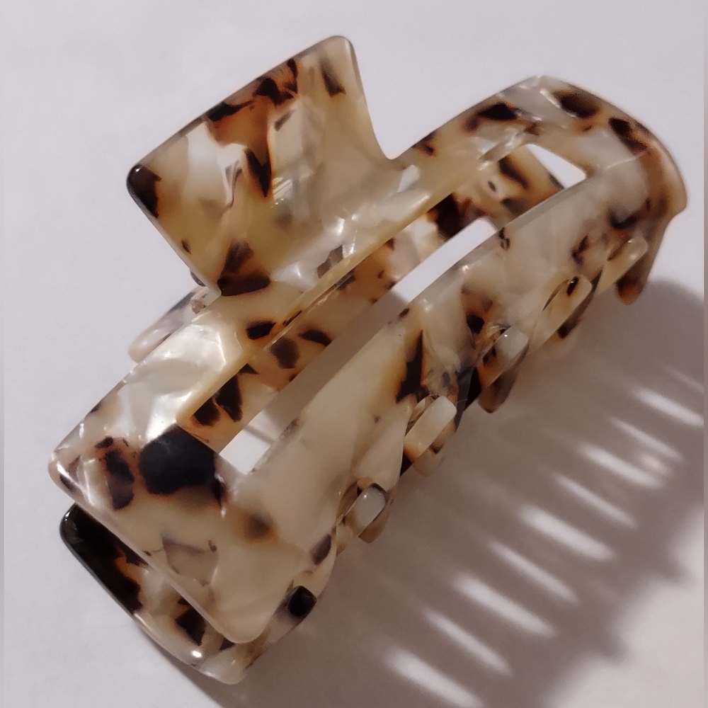 Tortoise Shell Hair Claw Clip - Picture 3 of 9